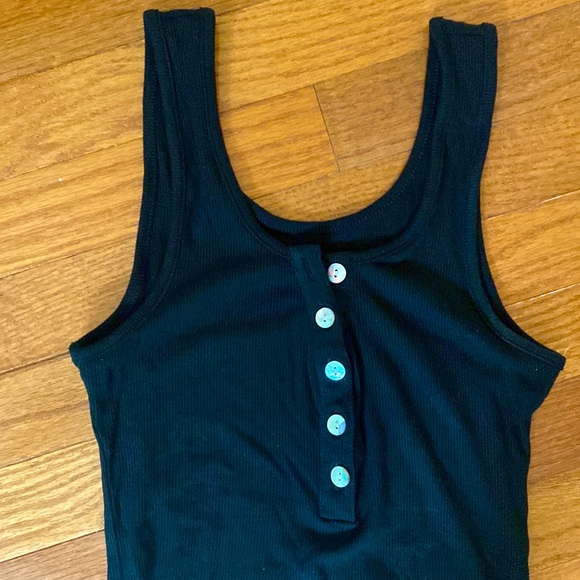 Scoop Neck Button Down Ribbed Tank Top - Picture 5 of 6
